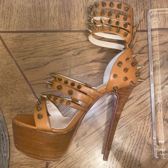 *******SOLD*******Christian Louboutin Botticellita Sandal - Picture 4 of 11